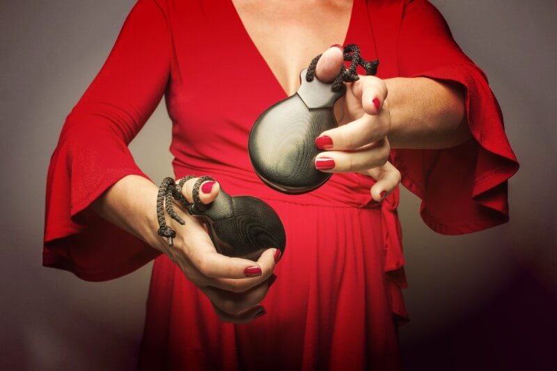 femme jouant des castagnettes