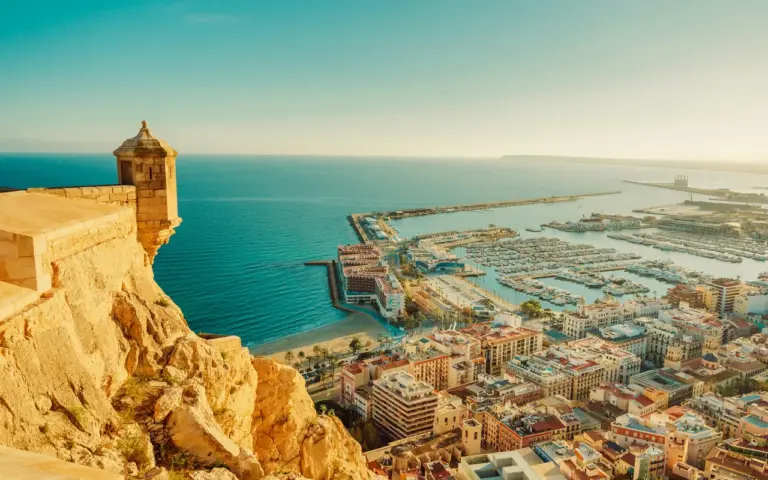Partir en dernière minute en Espagne sans se faire piéger par les idées reçues